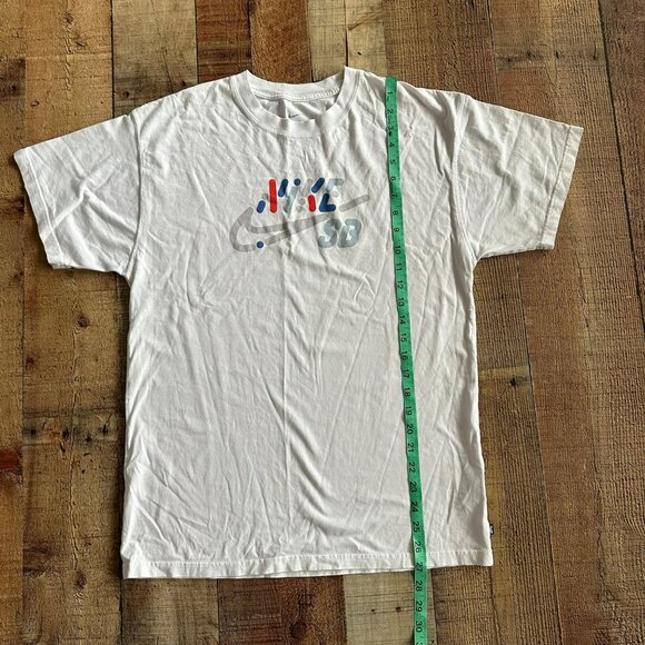 Nike SB Men's Size Small Short Sleeve Graphic T-Shirt Tee Crewneck in White - Picture 3 of 7